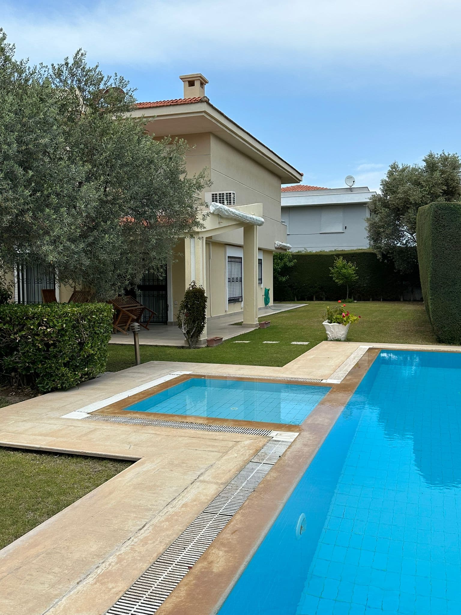 Alaçatı Çamlıkyol'da Satılık Site içinde 4+1 Havuzlu Geniş Villa, Alaçatı