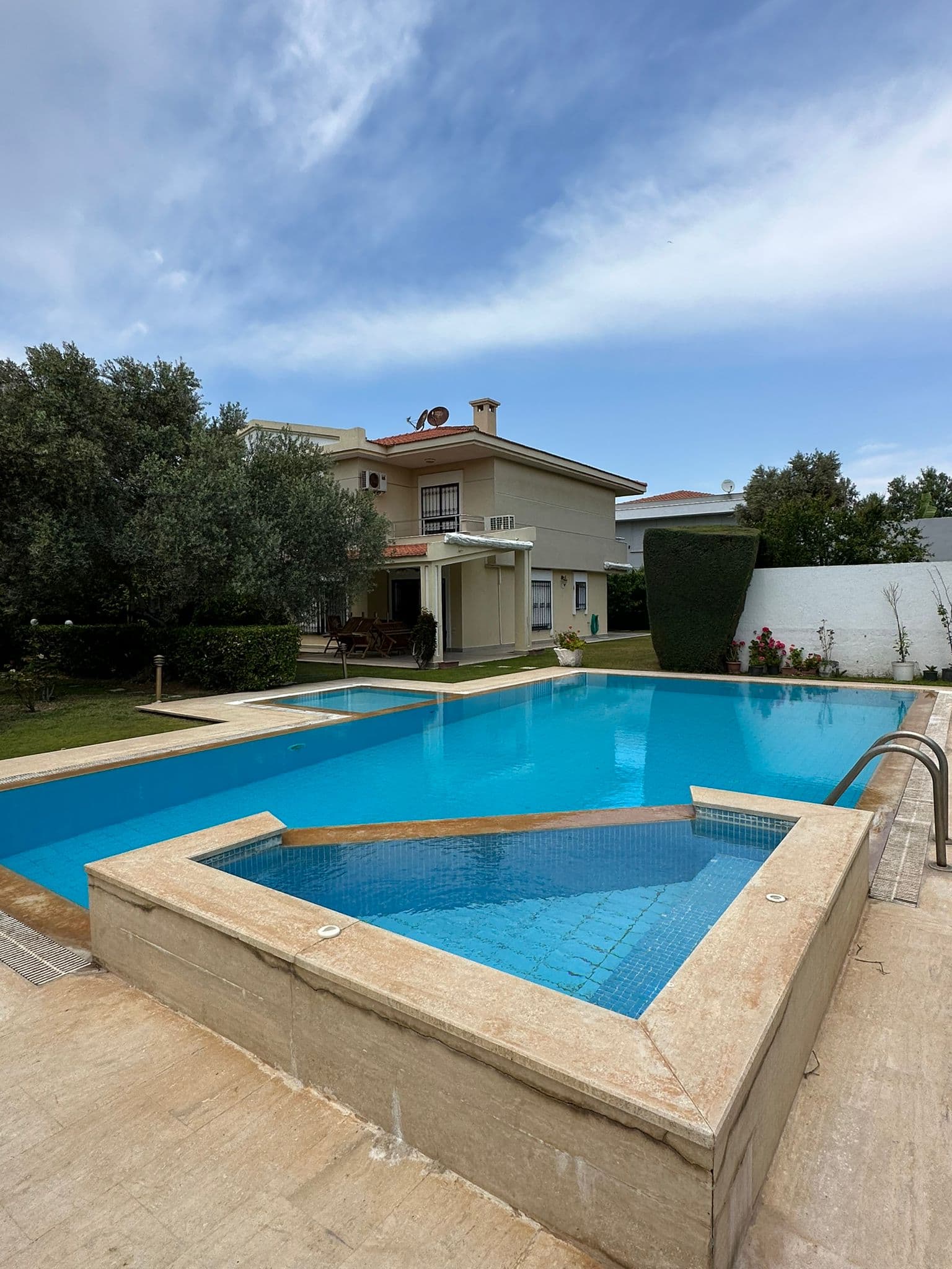 Alaçatı Çamlıkyol'da Satılık Site içinde 4+1 Havuzlu Geniş Villa, Alaçatı