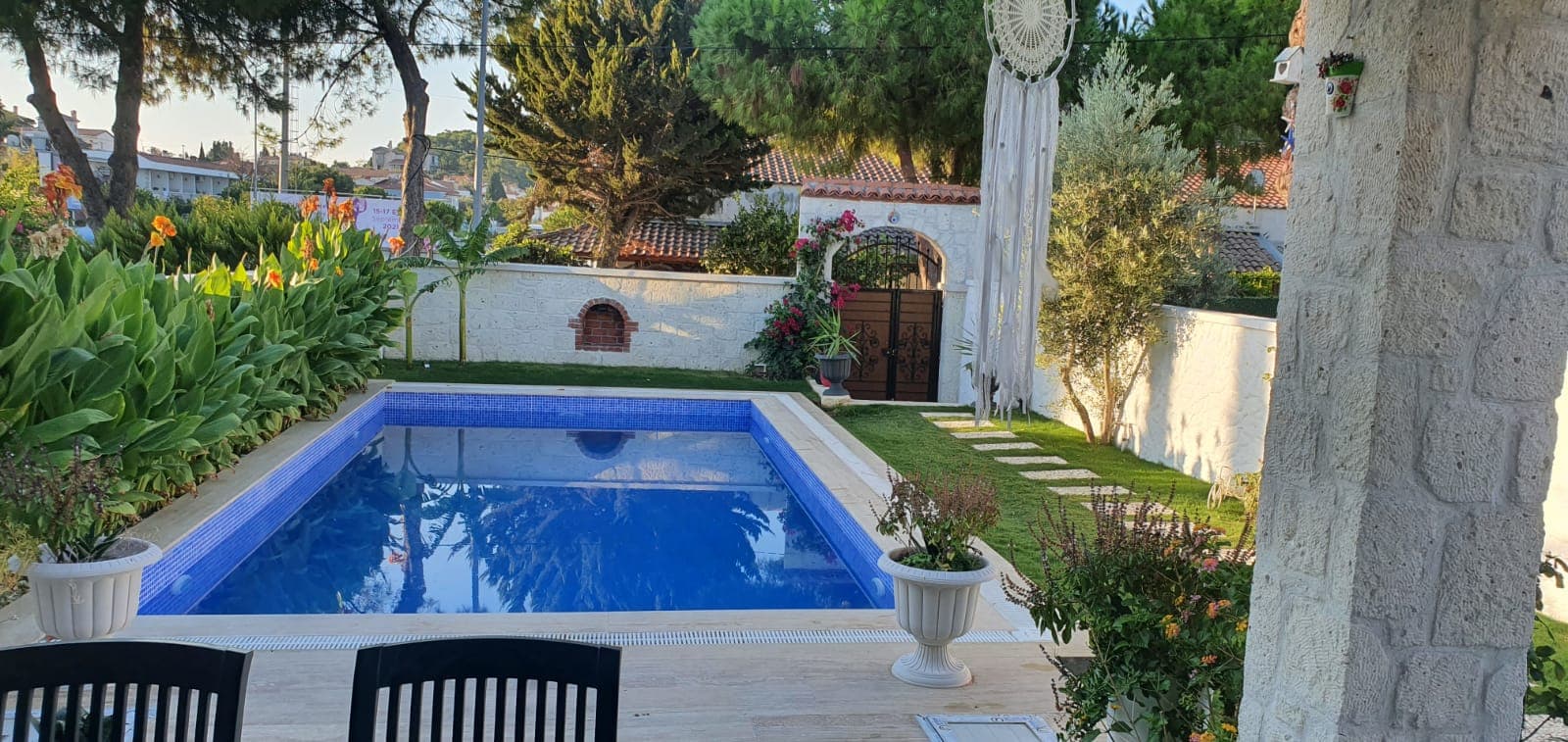 Alaçatı Çarşı Yakınında Sezonluk Kiralık Cumbalı 3+1 Havuzlu Villa, Alaçatı