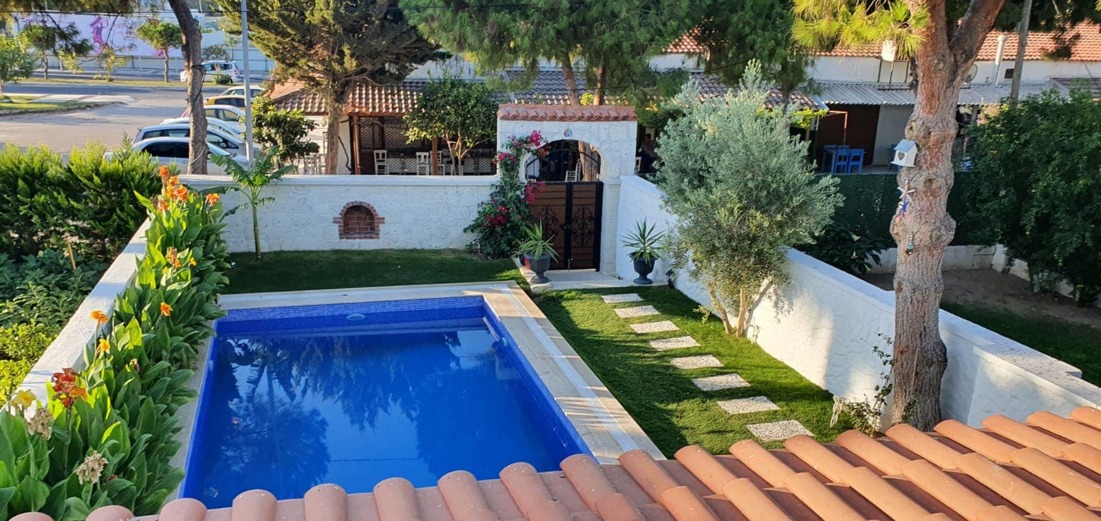 Alaçatı Çarşı Yakınında Sezonluk Kiralık Cumbalı 3+1 Havuzlu Villa, Alaçatı