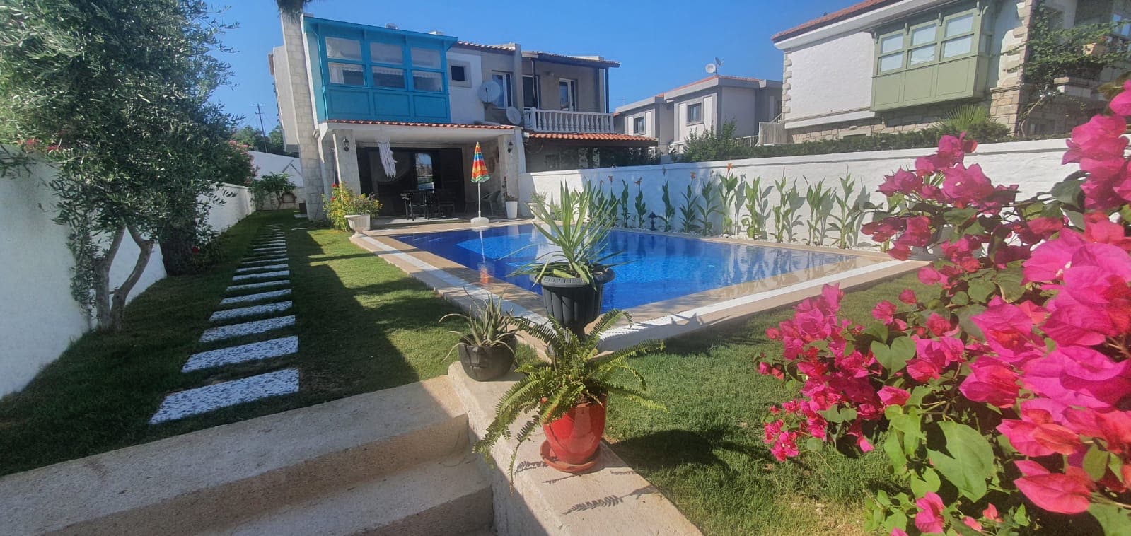 Alaçatı Çarşı Yakınında Sezonluk Kiralık Cumbalı 3+1 Havuzlu Villa, Alaçatı