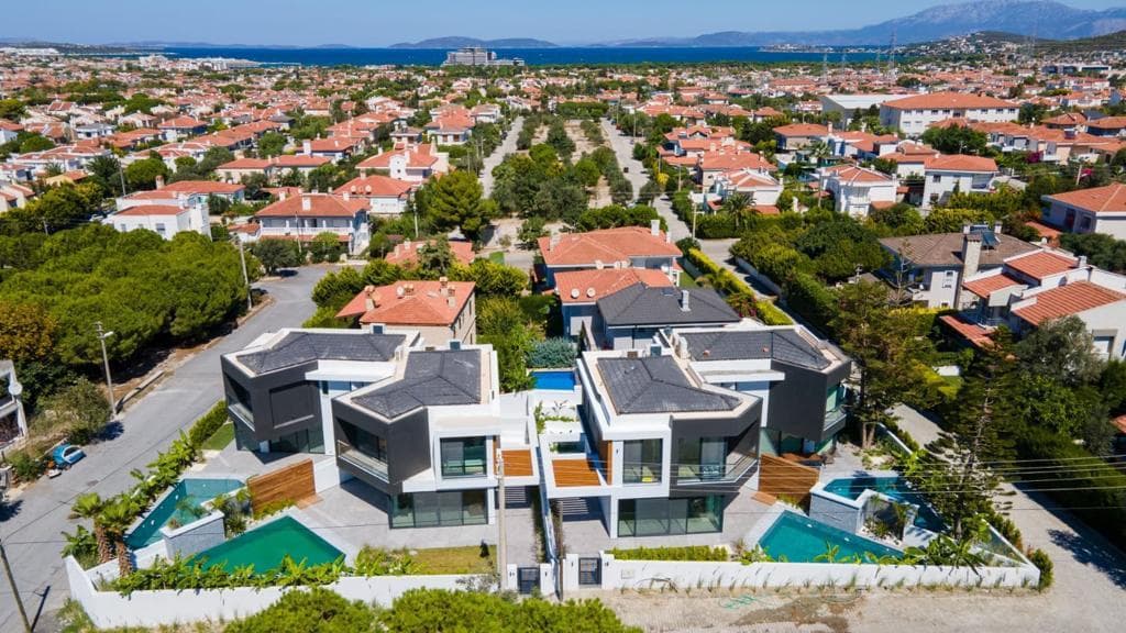 Alaçatı'da Çarşıya Yürüme Mesafesinde Kiralık 5+1 Müstakil Havuzlu Lüks Villa, Alaçatı