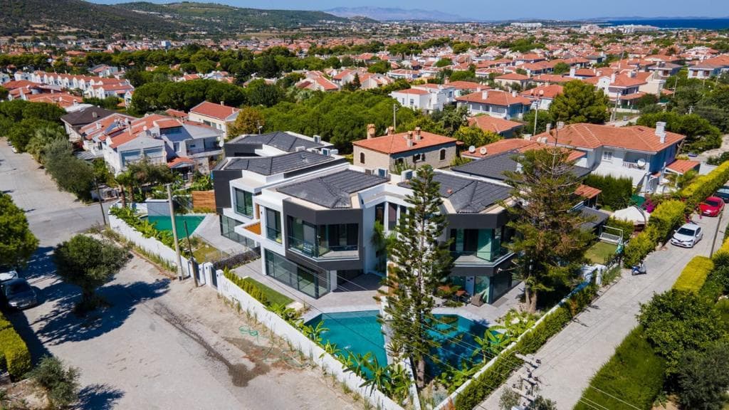 Alaçatı'da Çarşıya Yürüme Mesafesinde Kiralık 5+1 Müstakil Havuzlu Lüks Villa, Alaçatı